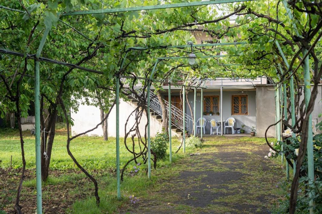 Gvirilas Sakhli Guest House Khashuri Екстериор снимка