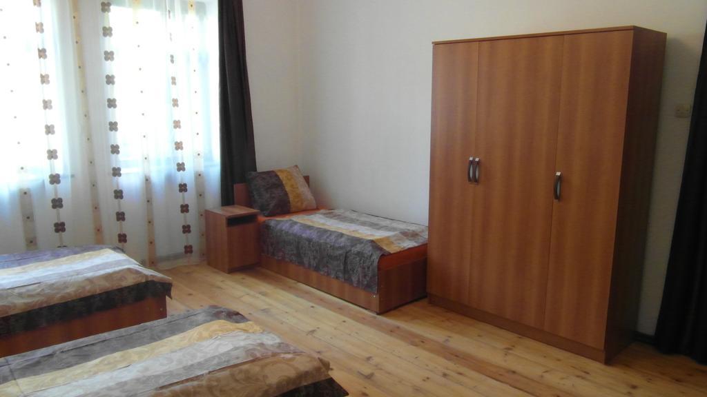 Gvirilas Sakhli Guest House Khashuri Стая снимка